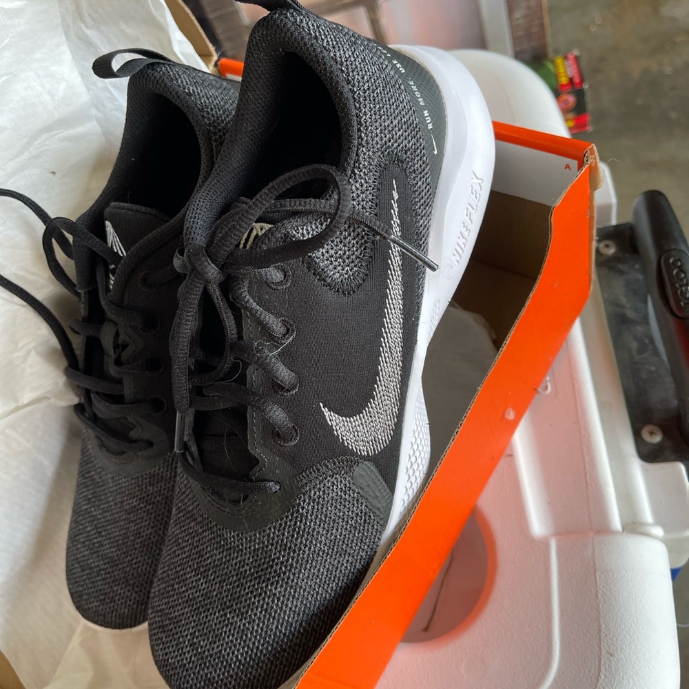 Size 8.5 Nike shoes black